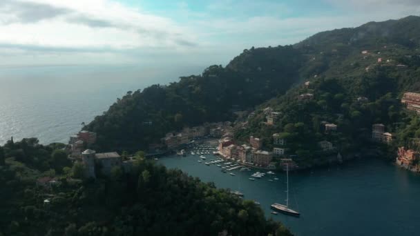 Вид с воздуха. Известный город Портофино на Лигурийском море в Италии . — стоковое видео