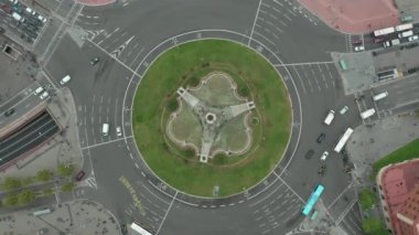 İspanya, Barcelona 'daki Plaza de Espana. Dolambaçlı şehir trafiği, üst manzara.