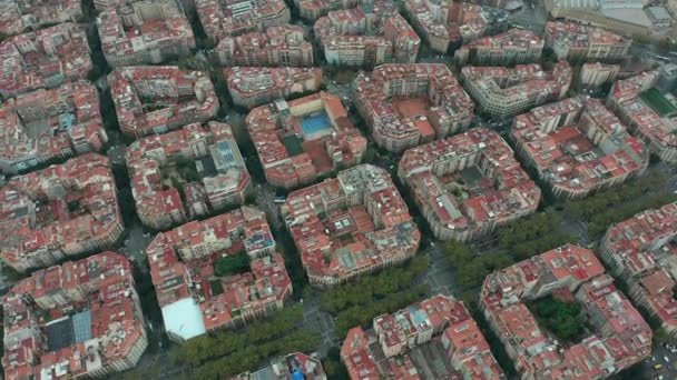 Luchtfoto 's. Typische vierkante wijken van Barcelona. — Stockvideo