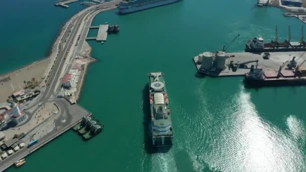 Vista aérea. Ferry Ship sale del puerto . — Vídeo de stock