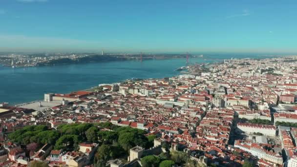 Luftaufnahme. Portugal, Lissabon Die Alfama ist der älteste Stadtteil von Lissabon. — Stockvideo
