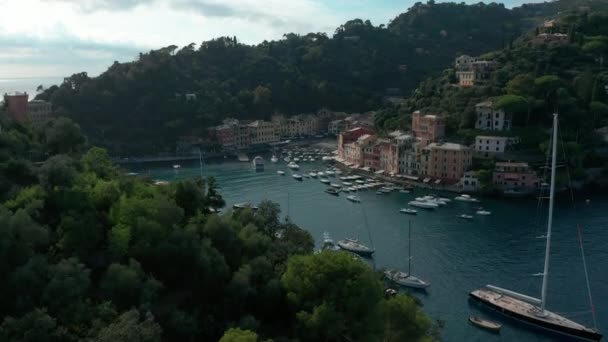 Widok z lotu ptaka. Portofino, Włochy, łodzie są w porcie Portofino — Wideo stockowe
