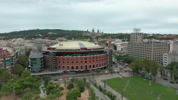 Vista aérea. Plaza de España en Barcelona. Famoso lugar con senderos para semáforos — Vídeos de Stock