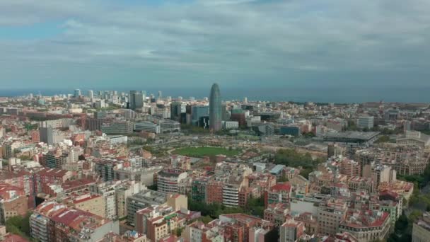 Vista aérea. Torre Agbar en Barcelona. España . — Vídeos de Stock