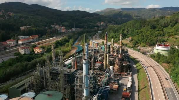 Flygfoto. Modern kraftfull oljeraffinaderi komplex i bergen. — Stockvideo