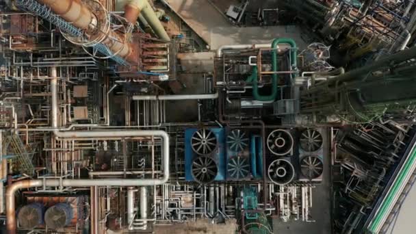 Vista aérea de cima para baixo sobre refinaria de petróleo ou fábrica de produtos químicos — Vídeo de Stock
