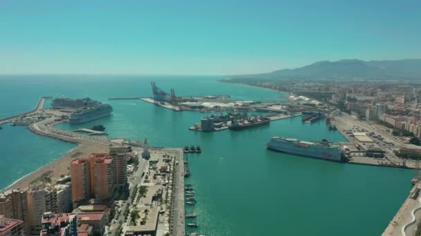 Widok z lotu ptaka. Malaga, Hiszpania. Budynki miejskie i widok na morze. Statki i port. — Wideo stockowe