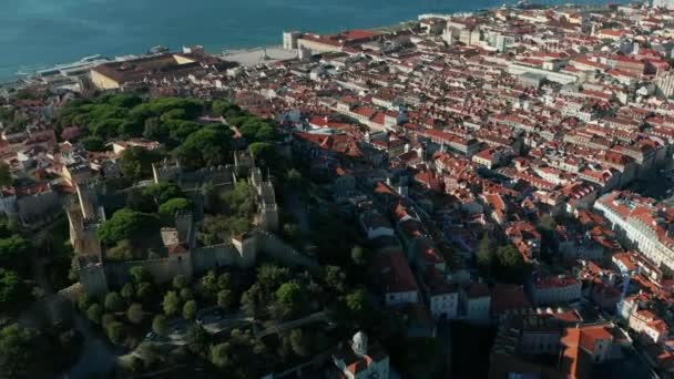 Vista aérea. Centro histórico um dos principais pontos turísticos de Lisboa . — Vídeo de Stock