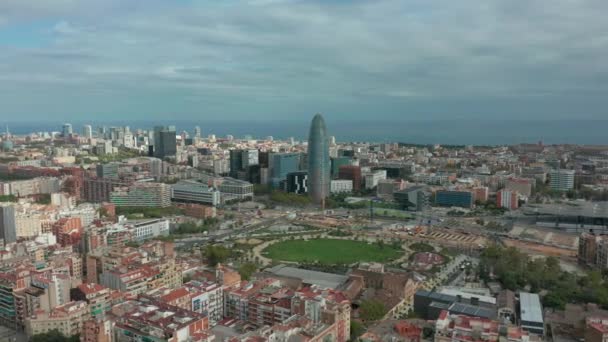 Hava görüntüsü. Barcelona 'daki Torre Agbar. İspanya. — Stok video