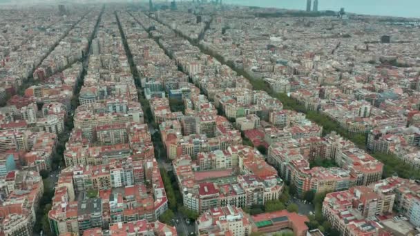 Vista aérea. Paisaje urbano con típicos bloques de octágono urbano en Barcelona, España . — Vídeos de Stock