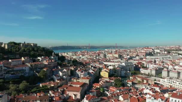 공중에서 본 풍경. 포르투갈의 가장 큰 도시 리스본 — 비디오