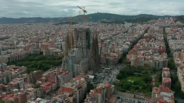 Luchtfoto 's. Sagrada Familia kathedraal en Barcelona stad, Spanje. — Stockvideo