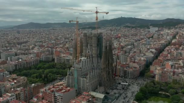 Luchtfoto 's. Sagrada Familia kathedraal en Barcelona stad, Spanje. — Stockvideo