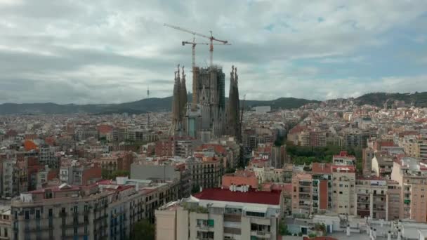 Letecký pohled. Katedrála Sagrada Familia a město Barcelona, Španělsko. — Stock video