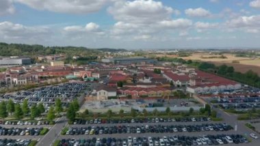 Hava görüntüsü. Serravello outlet köyü