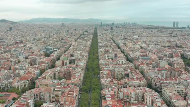 Vista aerea. Paesaggio urbano con tipici blocchi di ottagono urbano a Barcellona, Spagna . — Video Stock