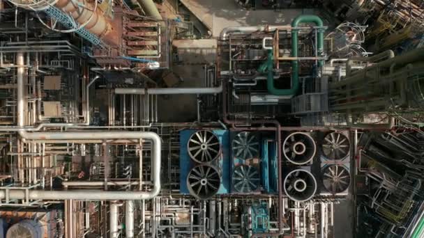 Αεροφωτογραφία από πάνω προς τα κάτω σε διυλιστήριο πετρελαίου ή χημικό εργοστάσιο — Αρχείο Βίντεο