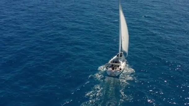 Yacht sailing on opened sea. Sailing boat. Yachting video. Yacht from above. Yachting at windy day. Yacht. Sailboat. — Stockvideo