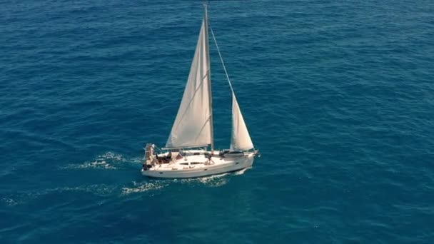 Yacht sailing on opened sea. Sailing boat. Yachting video. Yacht from above. Yachting at windy day. Yacht. Sailboat. — Stockvideo