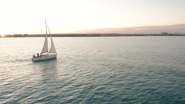 Vídeos de iates. Iate navegando em mar aberto. Barco à vela. Vista cinematográfica do iate a partir do drone. Vela vídeo — Vídeo de Stock