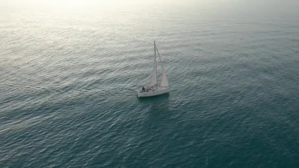 Grabaciones de video de yates. Navegación en mar abierto. Un velero. Vista cinematográfica de yates desde el dron. Vela de vídeo — Vídeos de Stock