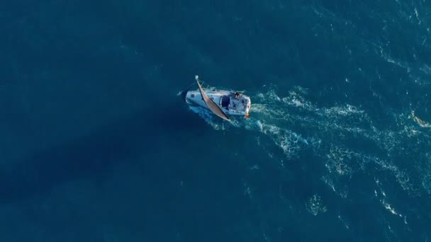 Vue aérienne. Bateau naviguant en pleine mer à une journée ensoleillée . — Video