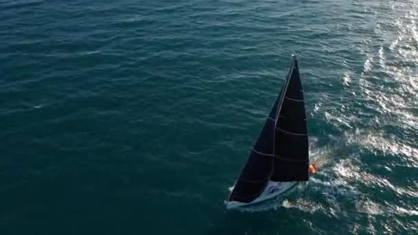 Vista aérea. Iate tradicional que navega através do mar . — Vídeo de Stock