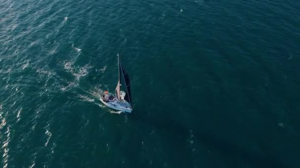 Vista aérea. Veleiro navegando em ventos fortes flutuando no mar em velocidade . — Vídeo de Stock