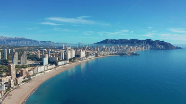 Città spagnola Benidorm edifici e spiaggia sabbiosa Poniente. Vista aerea . — Video Stock