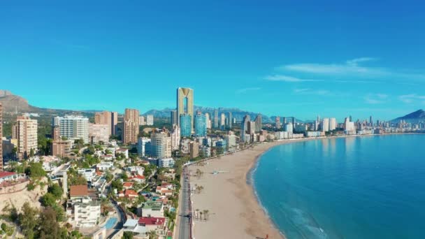 İspanyol şehri Benidorm binaları ve kumlu sahil Poniente. Hava görünümü. — Stok video