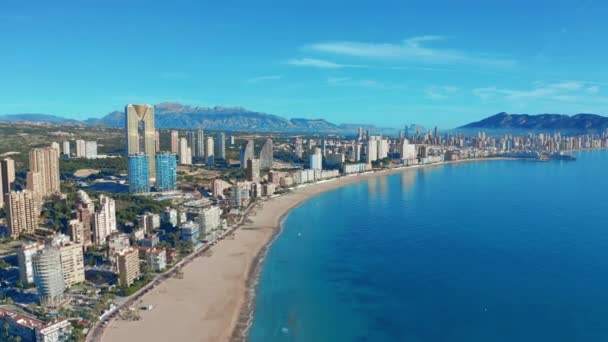 Cidade espanhola Benidorm edifícios e praia de areia Poniente. Vista aérea . — Vídeo de Stock