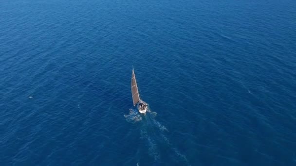 Vista aerea. Yacht a vela sul mare al tramonto . — Video Stock