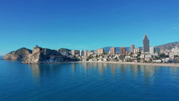 Luftaufnahme. Mittelmeerküste in Benidorm. Spanien — Stockvideo