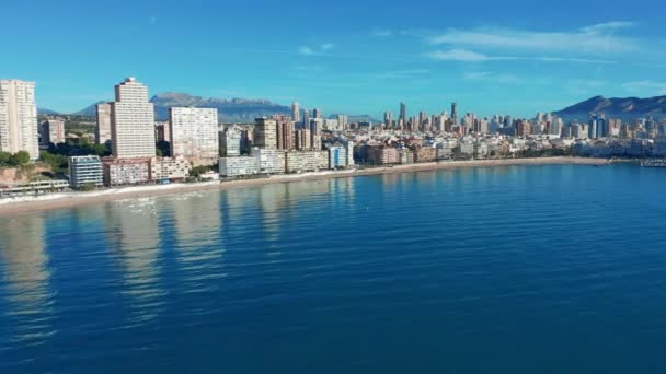 Flygbilder av stranden Benidorm Playa Levante, hotell, byggnader, restauranger och kusten och sandstränder i Benidorm badorten i Spanien Alicante. — Stockvideo