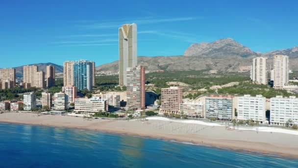 Hiszpańskie miasto Benidorm budynki i piaszczysta plaża Poniente — Wideo stockowe