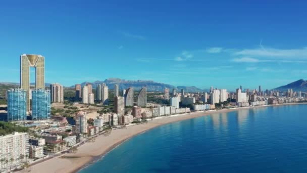 Flygfoto. Medelhavskusten i Benidorm. Spanien — Stockvideo