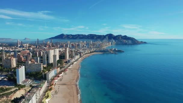 Flygfoto. Medelhavskusten i Benidorm. Spanien — Stockvideo