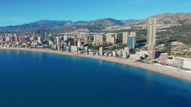 Widok z lotu ptaka. Wybrzeże Morza Śródziemnego w Benidorm. Hiszpania — Wideo stockowe
