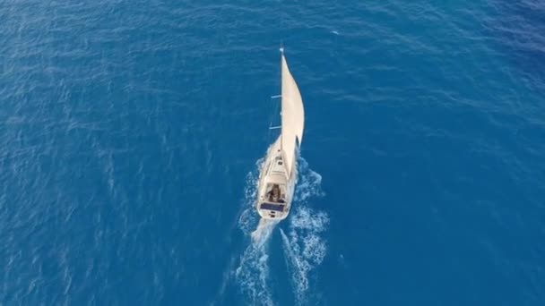 Flygfoto. Yacht seglar på öppet hav på solig blåsig dag. — Stockvideo