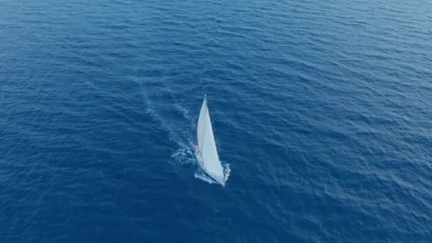 Légi kilátás jacht vitorlázás nyílt tengeren. Vitorlás jacht felülről. Yachting a szeles napon. — Stock videók