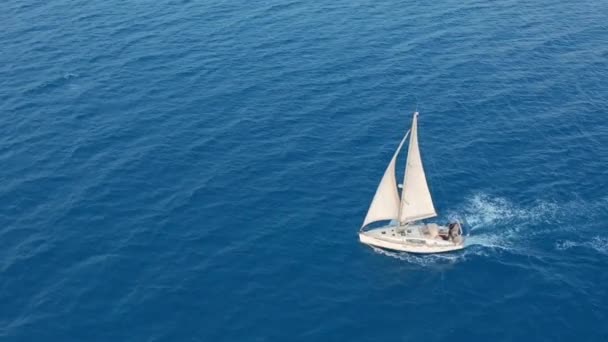 Vue aérienne yacht voguant sur la mer ouverte. Voilier yacht d'en haut. Yachting à la journée venteuse . — Video