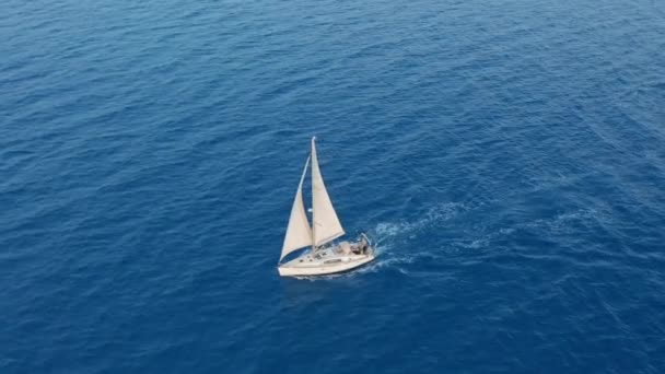 Vista aérea. Navegación en yate en mar abierto en un día soleado y ventoso . — Vídeos de Stock