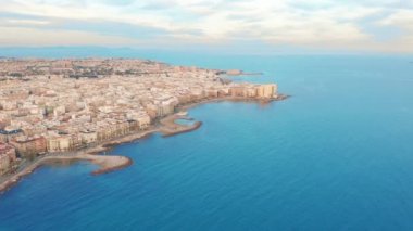Hava görüntüsü. İspanya 'da Costa Blanca' da Torrevieja sahilinde güzel bir uçuş..