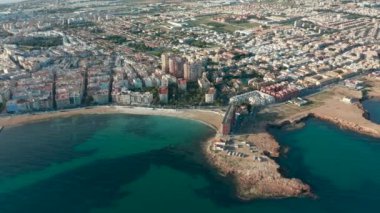 Hava görüntüsü. Torrevieja 'nın gökyüzündeki manzarası.