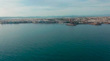 Hava görüntüsü. Torrevieja havadan, kıyı şeridinden.