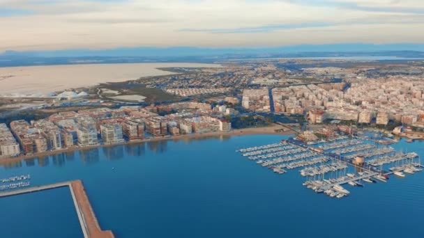 托雷维耶（Torrevieja）拥有游艇的码头的空中景观 — 图库视频影像