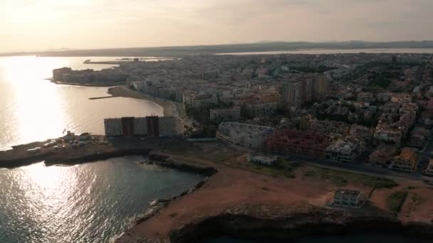Letecký pohled. Torrevieja ze vzduchu, pobřeží. — Stock video