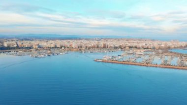 Torrevieja 'daki yat limanının havadan görüntüsü.