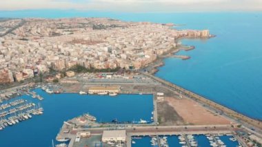 Torrevieja 'daki yat limanının havadan görüntüsü..