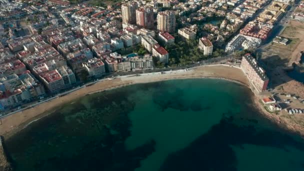 Letecký pohled. Krásný let přes pobřeží Torrevieja na Costa Blanca ve Španělsku. — Stock video